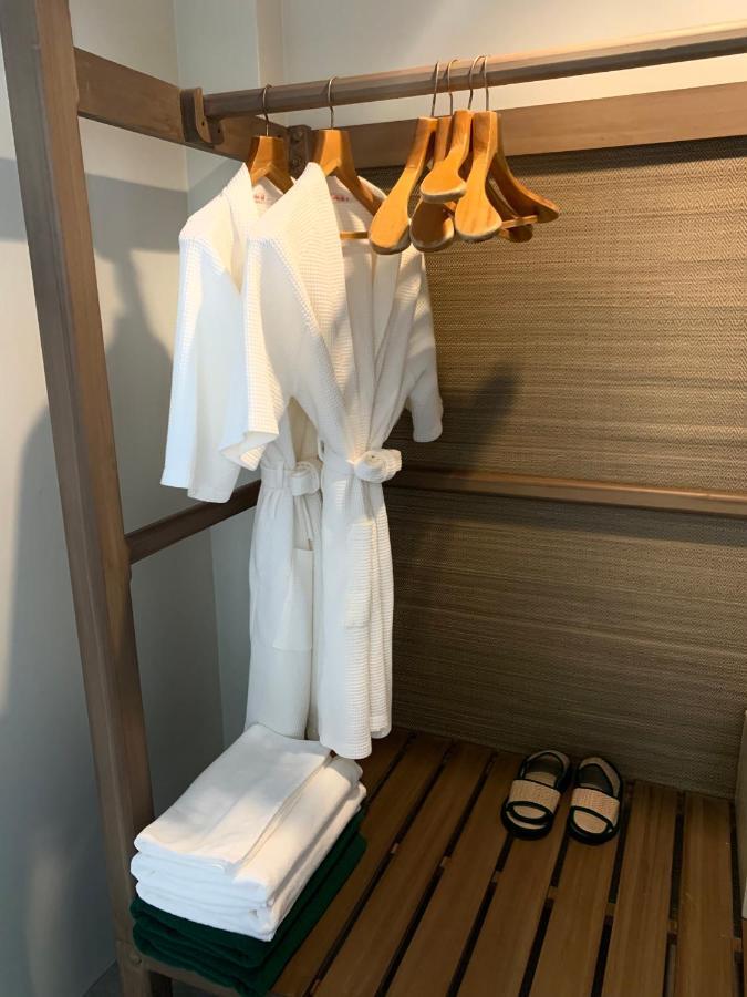 Lokale Thaise Tweepersoonskamer met 2 Aparte Bedden en Balkon